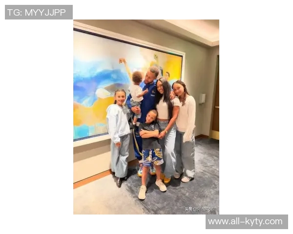 美媒分享库里一家六口温馨聚餐瞬间时光荏苒令人感慨不已