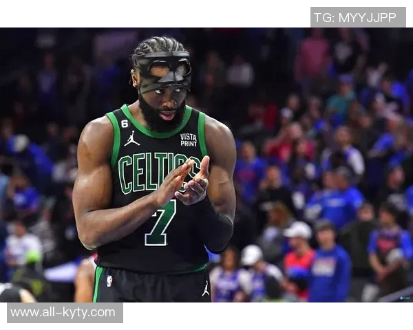 杰伦布朗盛赞安芬尼西蒙斯本赛季精彩表现展现无与伦比的实力