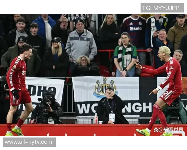 纽卡球迷与马赛当地球迷发生冲突部分人紧急躲入酒吧避难